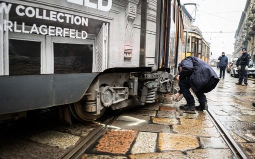 Tram deraglia a Milano: nessun ferito Tram deraglia a Milano: nessun ferito