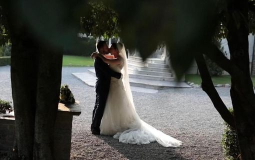 Gli sposi tornano a baciarsi senza mascherina Gli sposi tornano a baciarsi senza mascherina