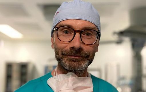 Pierpaolo Mariani, primario di Chirurgia all'ospedale di Alzano, il primo fra i sanitari ad ammalarsi di Covid il 25 febbraio: è il simbolo della lotta al virus Pierpaolo Mariani, primario di Chirurgia all'ospedale di Alzano, il primo fra i sanitari ad ammalarsi di Covid il 25 febbraio: è il simbolo della lotta al virus
