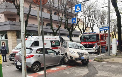 FOTO. Schianto tra due auto a Busto e nell'impatto una finisce sopra all'altra: soccorsi i due conducenti