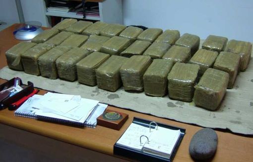 Milano, la Polizia arresta due spacciatori (italiani) con 120 chili di droga