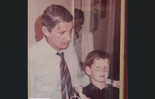 Gigi Riva con il figlio Nicola da piccolo (foto tratta dalla pagina Facebook di Nicola Riva) Gigi Riva con il figlio Nicola da piccolo (foto tratta dalla pagina Facebook di Nicola Riva)