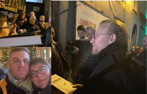 Bono oggi mentre incontra la folla di fans, tra cui i Pisani, raggianti Bono oggi mentre incontra la folla di fans, tra cui i Pisani, raggianti