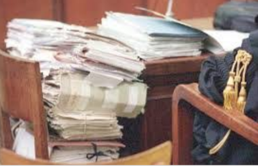 Rapina e minacce con una pistola: due vercellesi condannati a 4 anni