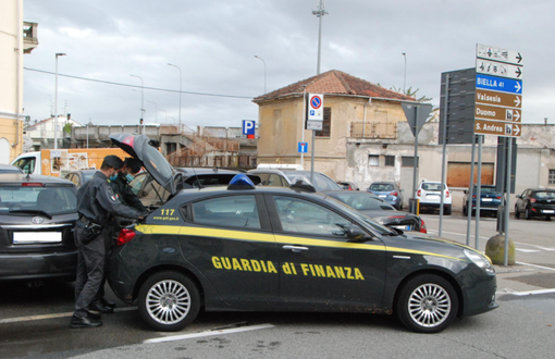 Vercelli, scoperta un'autofficina abusiva: attrezzature sequestrate e guai per il titolare