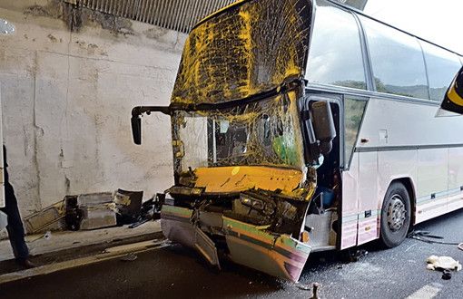Bus da Genova si schianta vicino a Zurigo: muore una donna, 44 feriti Bus da Genova si schianta vicino a Zurigo: muore una donna, 44 feriti
