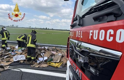 In fiamme un cassone contenente cartone pressato