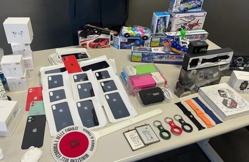 Cuffiette, lampadine e altro: 200mila euro di materiale contraffatto sequestrato a Milano Cuffiette, lampadine e altro: 200mila euro di materiale contraffatto sequestrato a Milano