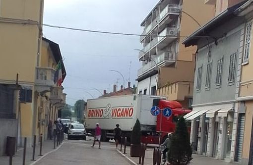 Tir imbocca via Roma a Magenta e urta un veicolo: strada bloccata per oltre un’ora