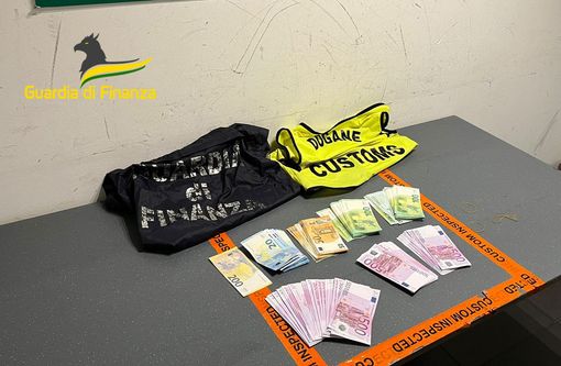 In vacanza con oltre 400mila euro in contanti in valigia: per tre passeggere scoperte a Malpensa scatta il maxisequestro In vacanza con oltre 400mila euro in contanti in valigia: per tre passeggere scoperte a Malpensa scatta il maxisequestro