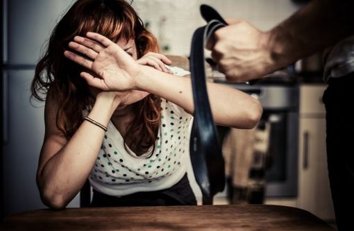 Milano: aggredisce la fidanzata con calci, pugni, morsi e le ruba il cellulare. In manette un 21enne