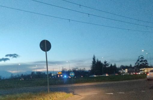 Incidente sulla Boffalora Malpensa a Magenta: coppia di fidanzati in moto finisce in ospedale, strada bloccata