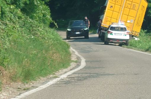 Autotreno finisce fuori strada, disagi alla circolazione lungo la strada di campagna a Robecchetto