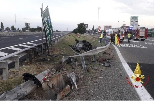 Urta il guard rail e si ribalta: due ferite