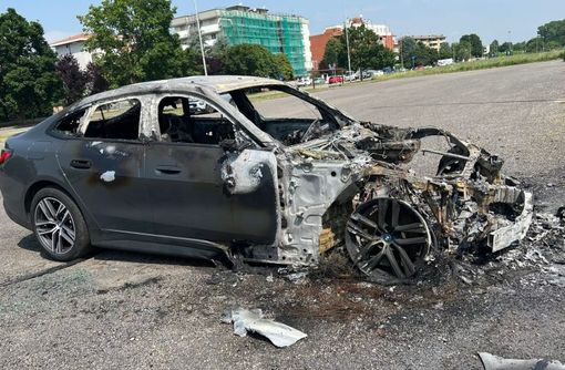 Bmw elettrica in fiamme a Magenta, si ipotizza l’autocombustione