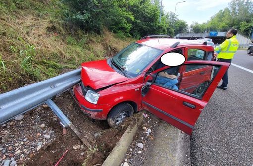 Conducente 38enne perde il controllo dell’auto lungo la Boffalora Malpensa e si schianta contro il guard rail Conducente 38enne perde il controllo dell’auto lungo la Boffalora Malpensa e si schianta contro il guard rail