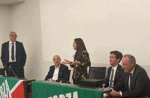 Licia Ronzulli e alla sua sinistra Alessandro Cattaneo