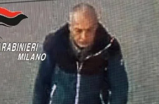 Donna accoltellata a Milano, il 59enne confessa: «L'ho colpita scegliendola a caso in un luogo simbolo del potere economico»