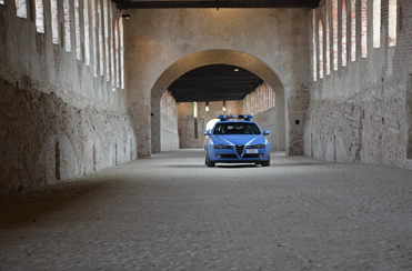 Vigevano: giovane donna tenta di gettarsi da un ponte, ma viene salvata dagli agenti di polizia Vigevano: giovane donna tenta di gettarsi da un ponte, ma viene salvata dagli agenti di polizia