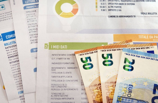 Federconsumatori: «Il costo dell'energia in calo ma la spesa in bolletta è del 67% in più»