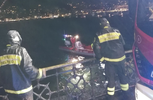 Finisce nel lago di Como, salvata dalla polizia: i vigili del fuoco cercano una seconda persona Finisce nel lago di Como, salvata dalla polizia: i vigili del fuoco cercano una seconda persona