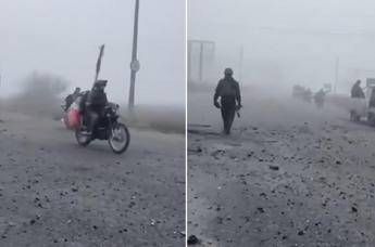Russi in moto tra la nebbia: in un video virale l'assalto a Pokrovsk mentre la città resiste