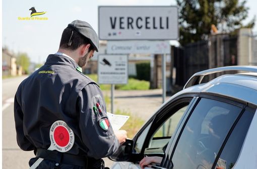 Controlli della Guardia di Finanza al mercato: sequestrati 26mila cosmetici non sicuri Controlli della Guardia di Finanza al mercato: sequestrati 26mila cosmetici non sicuri