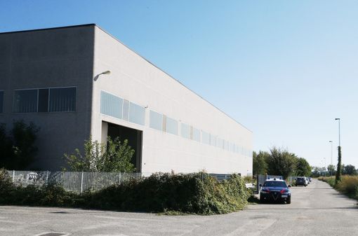 Nella foto il capannone in cui è avvenuto l'incidente