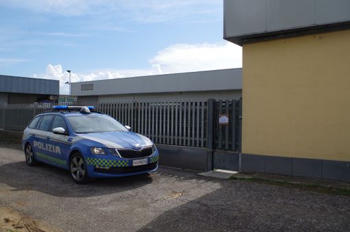 Pavese: la Polizia sequestra uno sfasciacarrozze abusivo, rinvenuti anche rifiuti pericolosi