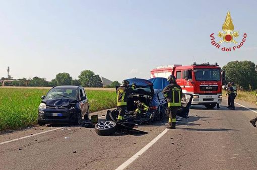 Pavia: schianto tra auto e furgoncino sulla tangenziale Est, 10 feriti, tra cui 4 bambini. Chiuso il tratto tra viale Lodi e viale Cremona Pavia: schianto tra auto e furgoncino sulla tangenziale Est, 10 feriti, tra cui 4 bambini. Chiuso il tratto tra viale Lodi e viale Cremona