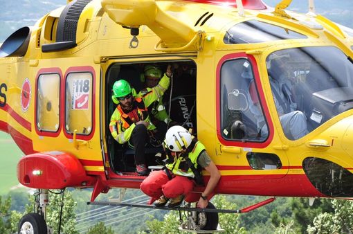 Gambolò: terribile scontro sulla provinciale 183, auto si incastra nel guardrail, gravissimi tre ragazzi Gambolò: terribile scontro sulla provinciale 183, auto si incastra nel guardrail, gravissimi tre ragazzi