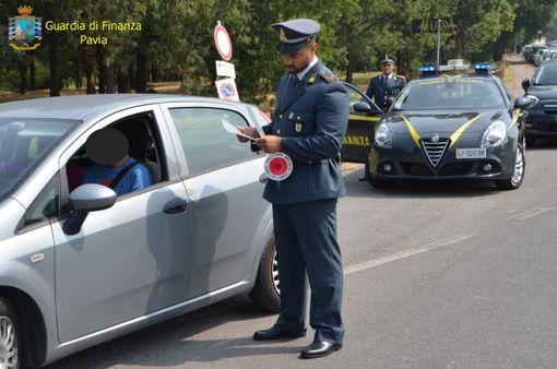 Si erano intestati 100 autovetture come prestanome, smascherati dalla Guardia di Finanza. Uno di loro percepiva il reddito di cittadinanza