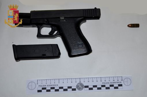 Milano-Mortara: rapinarono una guardia giurata della pistola d’ordinanza: la Polizia di Stato ferma il terzo complice