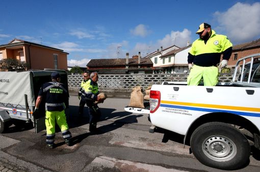 - FOTONOTIZIA - Pieve del Cairo, sacchi di sabbia per arginare l'esondazione del Po davanti alle case