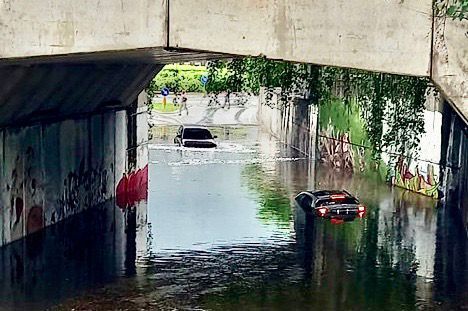 Auto sommerse dall'acqua in un sottopassaggio a Domodossola Auto sommerse dall'acqua in un sottopassaggio a Domodossola