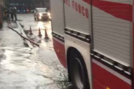Bomba d'acqua sul Legnanese: sottopassi allagati, cede la strada in via Ponzella a Legnano Bomba d'acqua sul Legnanese: sottopassi allagati, cede la strada in via Ponzella a Legnano