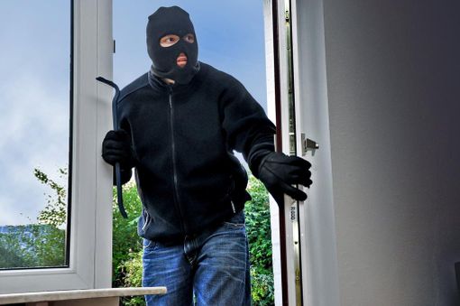 Ladri a Milano saltano sull’auto civetta della Polizia per arrivare agli appartamenti, arrestato anche un giovane di Corbetta Ladri a Milano saltano sull’auto civetta della Polizia per arrivare agli appartamenti, arrestato anche un giovane di Corbetta