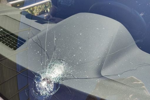 Sassi dal cavalcavia sull'autostrada tra Saronno e Uboldo: auto colpita Sassi dal cavalcavia sull'autostrada tra Saronno e Uboldo: auto colpita