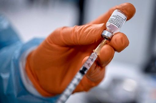 Vaccini, Fontana: «Da lunedì 19 aprile al via le prenotazioni per gli over 65. Mi metterò in lista anche io» Vaccini, Fontana: «Da lunedì 19 aprile al via le prenotazioni per gli over 65. Mi metterò in lista anche io»