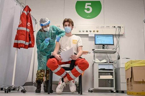 Anche l'Italia verso il "modello Macron": per accedere a eventi, bar, ristoranti e trasporti servirà il green pass? Anche l'Italia verso il "modello Macron": per accedere a eventi, bar, ristoranti e trasporti servirà il green pass?