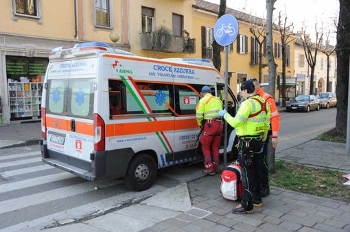 Abbiategrasso, elisoccorso e ambulanza in piazza Cavour