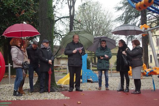 Gropello Cairoli, inaugurato il nuovo parco giochi con giochi inclusivi per disabili