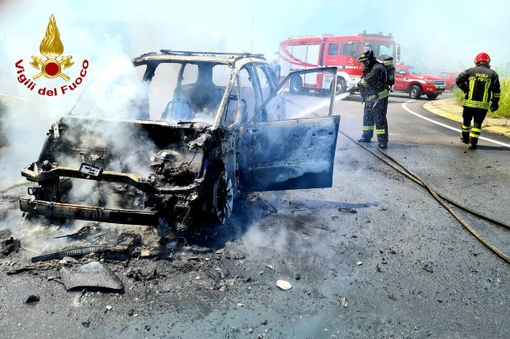 Pavese: in fiamme un'auto a Siziano sulla provinciale 205 Pavese: in fiamme un'auto a Siziano sulla provinciale 205