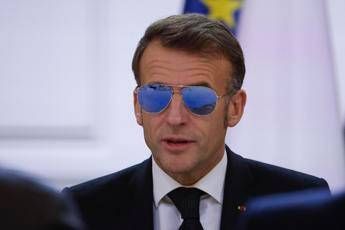 Macron e gli occhiali da sole: "Ho un problema all'occhio" Macron e gli occhiali da sole: "Ho un problema all'occhio"