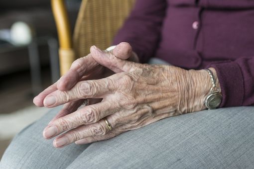 Migliora anziana 92enne aggredita dal figlio a Bereguardo