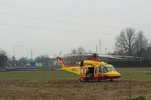 Vigevano, cade dallo scooter e un’auto la travolge, 31enne muore in ospedale