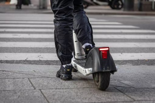 Milano, in due sul monopattino si scontrano con auto: muore ragazzo di 19 anni Milano, in due sul monopattino si scontrano con auto: muore ragazzo di 19 anni