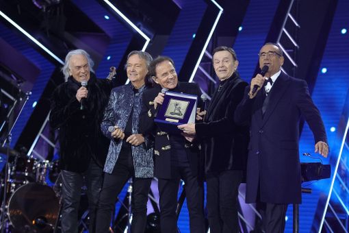 I Pooh conquistano il Suzuki Stage con “Uomini soli”: Conti consegna il premio “Amici per sempre” I Pooh conquistano il Suzuki Stage con “Uomini soli”: Conti consegna il premio “Amici per sempre”