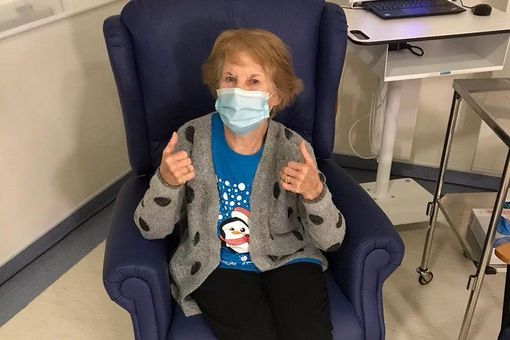 Vaccino anti-Covid, la prima è Margaret, 90 anni