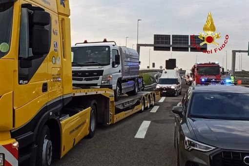 Sversamento di sostanze chimiche sulla A4, impegnativo intervento dei Vigili del fuoco